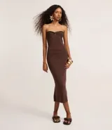 Vestido midi marrón de punto acanalado, sin breteles, con detalle torcido en el busto y abertura lateral.