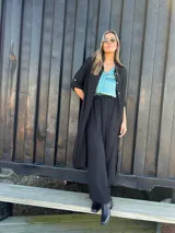 Sobrecamisa maxi negra de viscosa con tajos laterales y mangas 3/4.