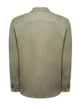 Camisa de manga larga color verde militar, con cuello clásico, cierre frontal con botones y dos bolsillos con solapa abotonada en el pecho.