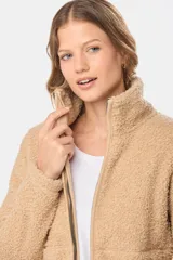 Campera de peluche color beige, de cierre delantero y cuello alto, ideal para el frío.
