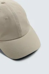 Gorra verde militar de algodón con efecto lavado y visera curva.