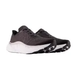 Championes de running New Balance Fresh Foam X More V4, color negro con logo "N" en marrón y suela blanca con tecnología Fresh Foam X.