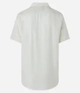 Camisa boxy de hombre confeccionada en viscolino color crudo con rayas texturizadas, cuello inglés, solapa, mangas cortas y abotonado frontal.