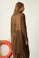 Camisola blanca traslúcida de red con bordado de flores, de corte recto y mangas largas.