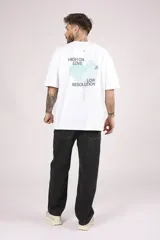 Remera blanca de algodón con cuello redondo, corte holgado y estampado pequeño en el frente.