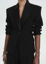 Blazer negro con solapas satinadas, forro interior y cierre de un botón.