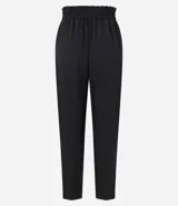 Pantalón zanahoria de poliéster color negro, con cintura elástica en la espalda, pliegues delanteros y abotonado frontal.