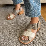 Sandalias negras de cuero con hebilla plateada y taco de madera.