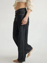 Pantalón de lino color beige con bordado artesanal de líneas onduladas en color marrón.