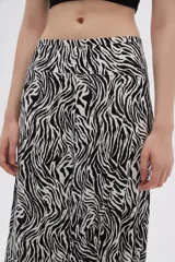 Falda midi evasé con estampado animal print de cebra en blanco y negro.