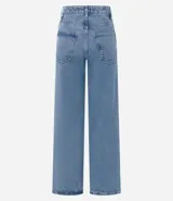 Pantalón de jean azul oscuro, de corte recto, con bolsillos delanteros y traseros.