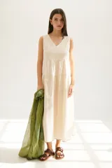 Vestido midi azul marino, de corte suelto, con escote en V y breteles anchos.