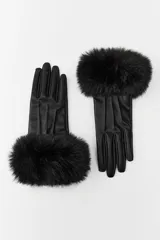 Guantes cortos negros de cuero sintético con puños de piel sintética.