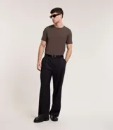 Pantalón de hombre de corte wide leg con estampado de rayas verticales. Tiene trabillas en la cintura, pliegues y cierre tradicional.