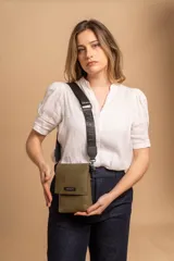 Bandolera tipo phone bag pequeña, color marrón claro, con correa de galón regulable. Tiene un compartimento principal y un bolsillo adicional con tapa.