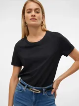 Camiseta negra de manga corta con cuello redondo.