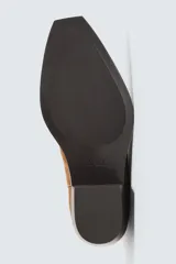 Bota estilo cowboy de cuero color marrón con acabado serraje engrasado, caña media con pespuntes decorativos, tiradores laterales, tacón ancho y punta cuadrada.