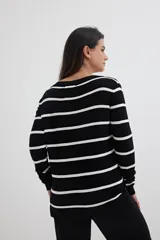 Sweater de punto negro con rayas horizontales blancas y escote en V.
