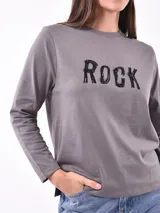 Remera blanca de manga larga con estampa rectangular dorada con diseño animal print y texto 'Fearless, fierce & fabulous'.