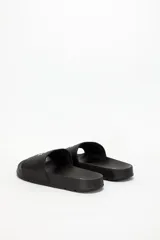 Sandalias Levi's negras con el logo de la marca en blanco en la tira superior.