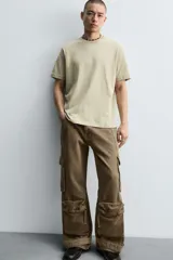 Pantalón cargo relaxed fit confeccionado en denim color marrón. Cuenta con bolsillos frontales, traseros de plastrón y multifunción en perneras. Tiene efecto lavado, bajo ajustable con trabilla y cierre frontal con cremallera y botón.