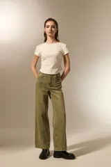 Pantalón de jean holgado y de calce alto, color verde militar, con detalles de tachas metálicas plateadas en las costuras frontales y laterales.