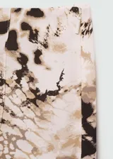 Pantalón wideleg con estampado animal print en tonos beige, marrón y negro. Tiene tiro medio y cierre de cremallera invisible en el lateral.