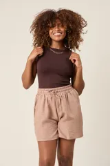 Short negro de tela texturizada con cintura elástica y cordón ajustable.