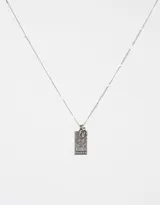 Cadena corta plateada con dije rectangular con el signo zodiacal Aries y un dije redondo pequeño.