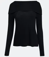 Blusa negra de viscosa con cuello ancho y mangas largas.