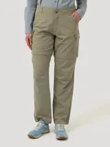 Pantalón desmontable color verde claro, estilo cargo, recto y de tiro medio. Confeccionado con fibras recicladas y tecnología Natural Flex. Cuenta con bolsillos laterales, filtro UPF +50 y piezas desmontables para transformarlo en short.