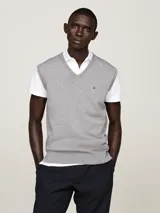 Chaleco gris de punto de algodón con cuello en V, logo de Tommy Hilfiger bordado en el pecho y ribetes en punto canalé. Corte regular.