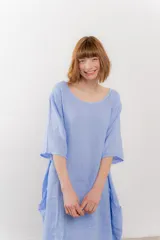 Vestido celeste de lino, corte holgado y largo midi, con escote redondo y mangas 3/4.