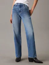 Pantalón de jean azul de corte recto y talle alto.