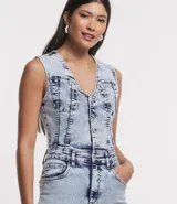 Mono corto de jean con efecto marmolado en tonos celestes y blancos. Presenta escote en V, sin mangas, cierre frontal de botones y trabillas en la cintura.