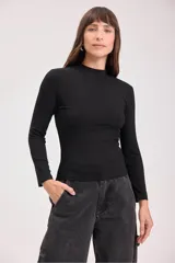 Blusa de punto canalé color verde azulado, de cuello alto y manga larga.