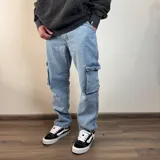 Pantalón jean celeste de corte recto con bolsillos cargo laterales.