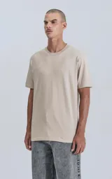 Remera de manga corta y cuello redondo, color beige claro, con calce regular y recorte en la espalda.