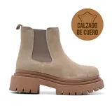 Bota corta de cuero color beige con elásticos laterales y plataforma con suela dentada.