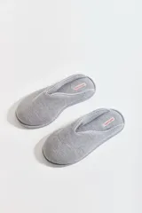 Pantuflas cerradas color blanco con diseño acolchado.