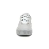 Zapatillas urbanas CAT modelo AMP, color gris claro, con detalles plateados en la lengüeta y contorno de los cordones. Capellada de canvas recubierta en PU, forro de malla interior reciclada, plantilla de espuma EVA, suela de goma duradera y con gran tracción.