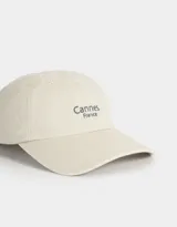Gorra de denim color gris con bordado frontal de la palabra "Cannes" y "France" en blanco.