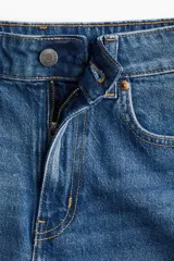 Short de jean azul de tiro alto, con cinco bolsillos y cierre con botón.