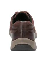 Zapato acordonado color marrón de cuero con cuello acolchado y suela de goma.