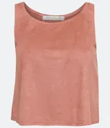 Musculosa negra de gamuza sintética con corte recto y cuello redondo.