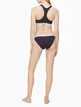 Conjunto de ropa interior Calvin Klein, compuesto por un corpiño deportivo negro con elástico con logo y una bombacha clásica negra con elástico con logo.