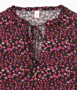 Blusa ancha de viscosa con cuello mao y mangas largas con puños elásticos. Estampado de flores en tonos borgoña y negro.