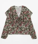 Blusa de manga larga con estampado floral y volados.