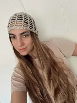 Gorro tipo casquete color beige, tejido a mano en crochet con hilo de algodón y lurex.