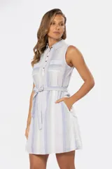 Vestido camisero corto de lino rayado con colores pastel, botones metálicos personalizados, dos bolsillos en el pecho y lazo en la cintura.